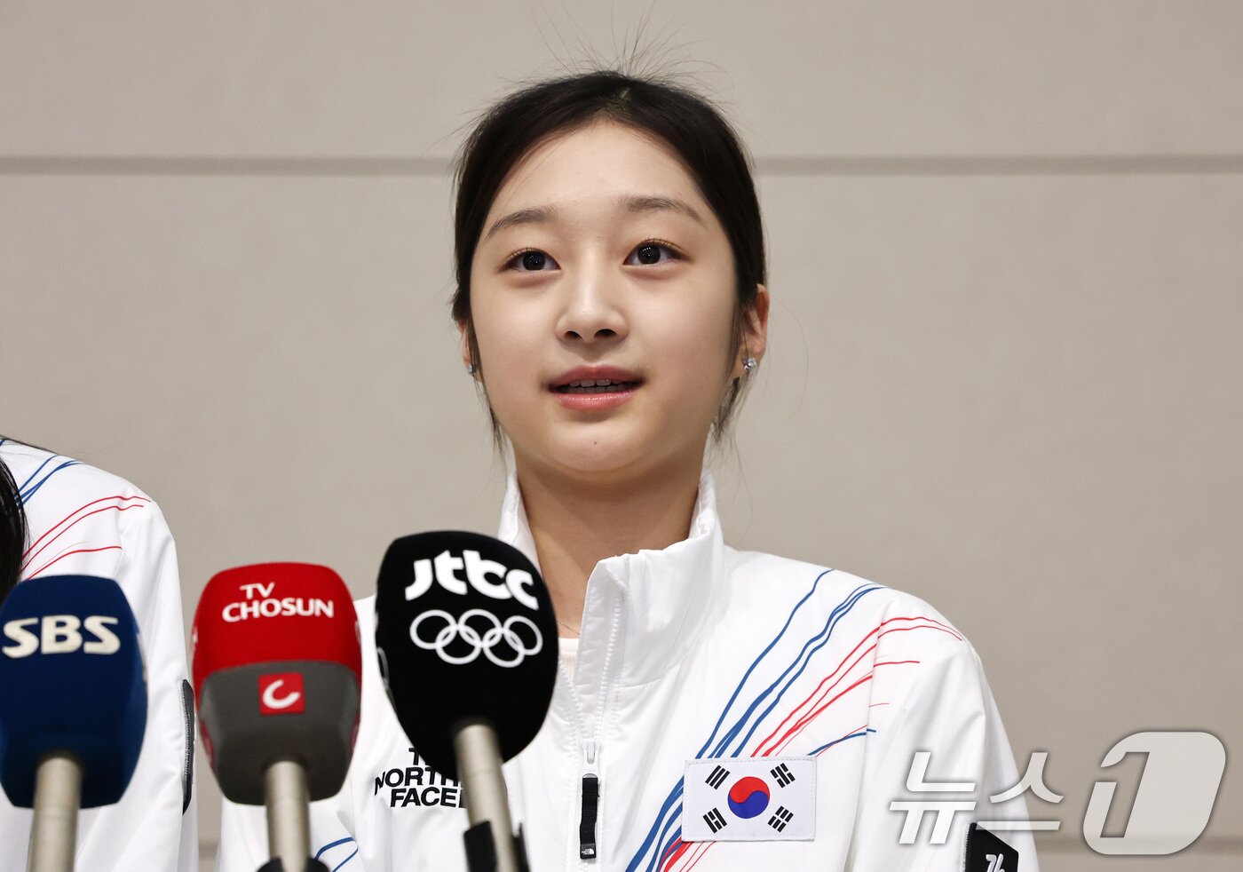 본문 이미지 - 2026 밀라노·코르티나담페초 동계올림픽에 출전하는 대한민국 피겨스케이팅 대표팀 신지아 선수가 4일 오전 인천국제공항 제2터미널을 통해 출국하기 전 취재진과 인터뷰를 하고 있다. 2026.2.4/뉴스1 ⓒ News1 최지환 기자