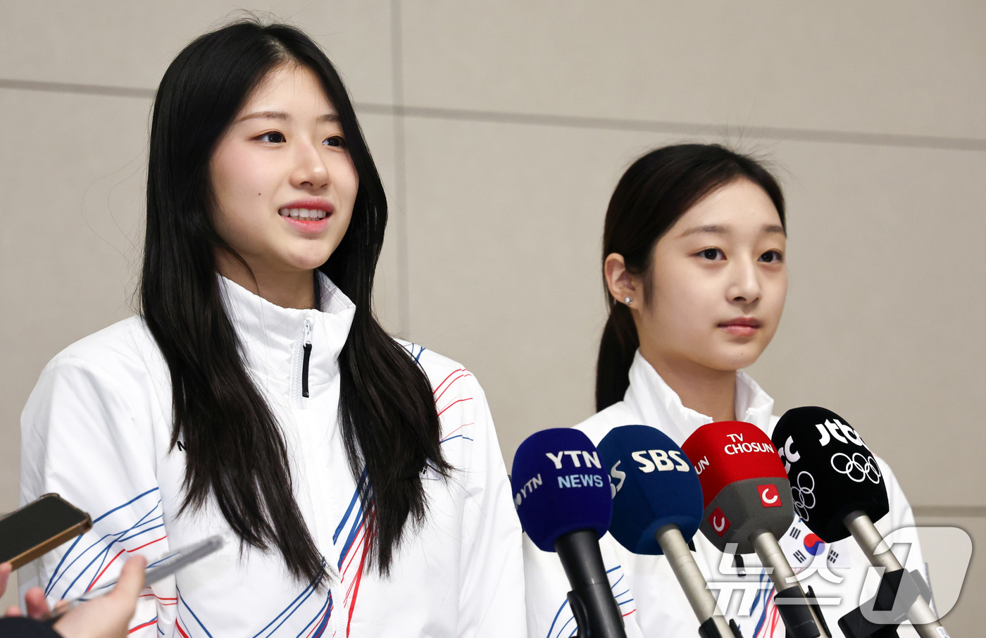 (인천공항=뉴스1) 최지환 기자 = 2026 밀라노·코르티나담페초 동계올림픽에 출전하는 대한민국 피겨스케이팅 대표팀 이해인, 신지아 선수가 4일 오전 인천국제공항 제2터미널을 통해 …