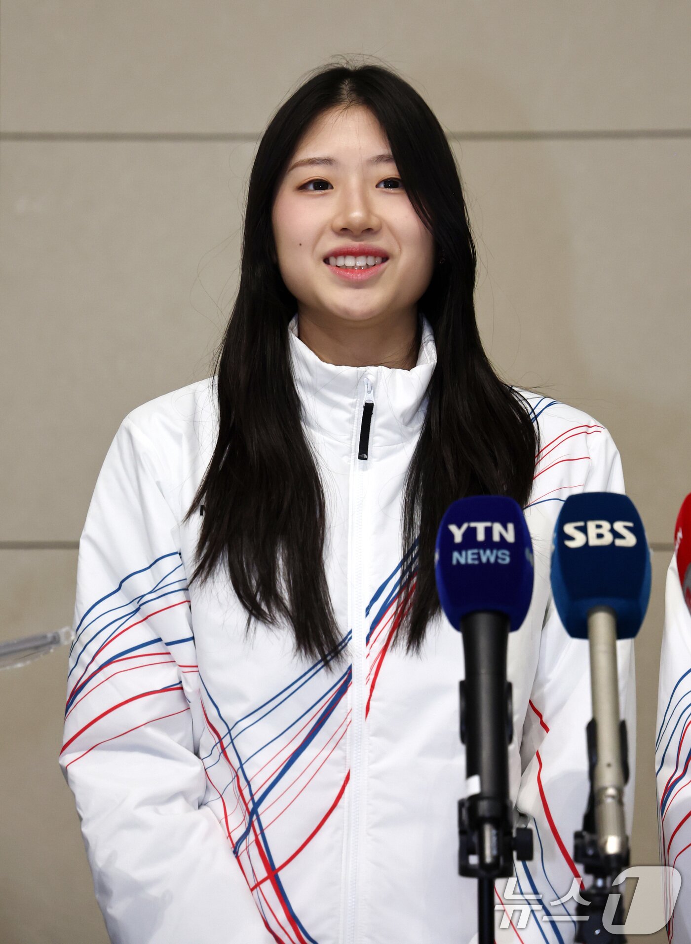 본문 이미지 - 2026 밀라노·코르티나담페초 동계올림픽에 출전하는 대한민국 피겨스케이팅 대표팀 이해인 선수가 4일 오전 인천국제공항 제2터미널을 통해 출국하기 전 취재진과 인터뷰를 하고 있다. 2026.2.4/뉴스1 ⓒ News1 최지환 기자