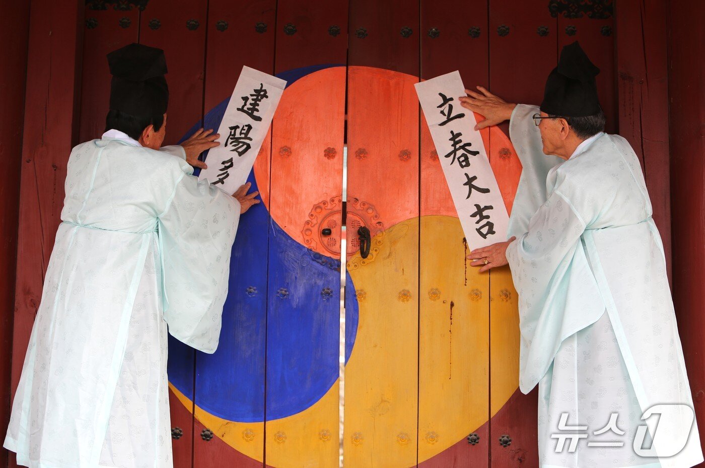 본문 이미지 - 입춘첩 붙이는 제천향교 원로들. 2026. 2.4 ⓒNews1 /뉴스1 손도언 기자 