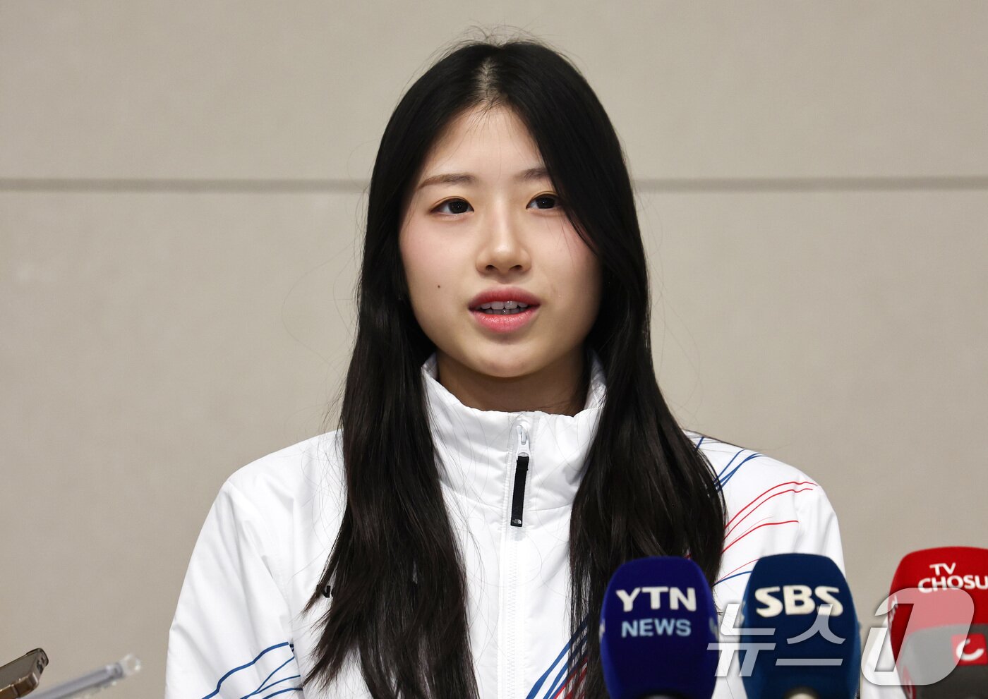 본문 이미지 - 2026 밀라노·코르티나담페초 동계올림픽에 출전하는 대한민국 피겨스케이팅 대표팀 이해인 선수가 4일 오전 인천국제공항 제2터미널을 통해 출국하기 전 취재진과 인터뷰를 하고 있다. 2026.2.4/뉴스1 ⓒ News1 최지환 기자