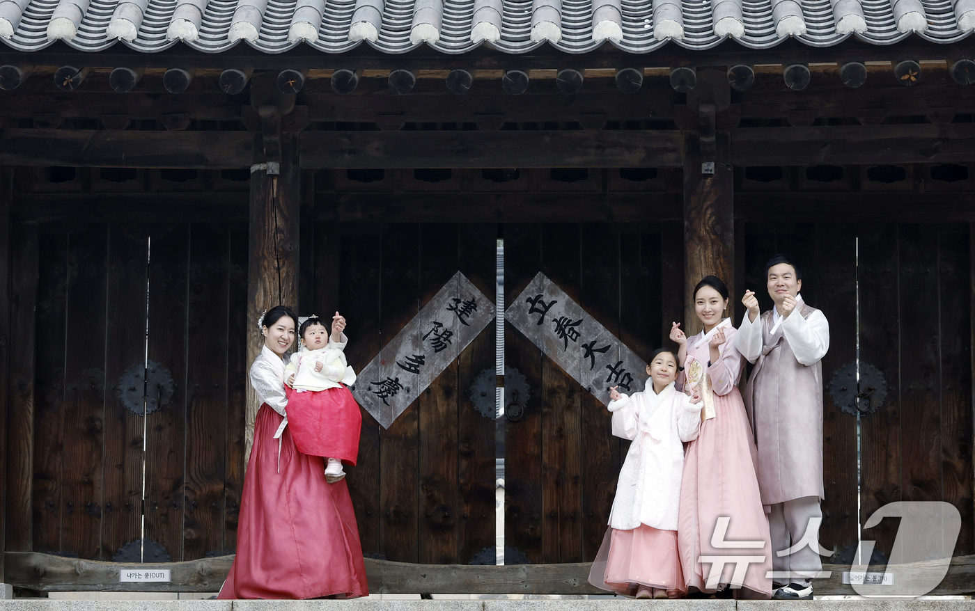 (서울=뉴스1) 박정호 기자 = 절기상 입춘(入春)인 4일 오전 서울시 중구 남산골한옥마을에서 약 10년 전 전통 혼례와 웨딩 촬영을 진행한 1990년생 말띠 시연자 가족이 입춘첩 …