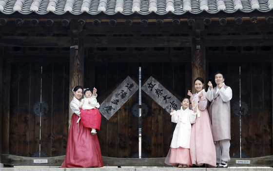 말띠 가족의 입춘첩 부착 시연