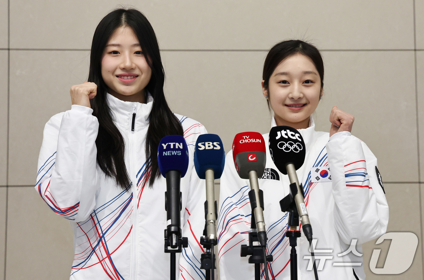 (인천공항=뉴스1) 최지환 기자 = 2026 밀라노·코르티나담페초 동계올림픽에 출전하는 대한민국 피겨스케이팅 대표팀 이해인, 신지아 선수가 4일 오전 인천국제공항 제2터미널을 통해 …