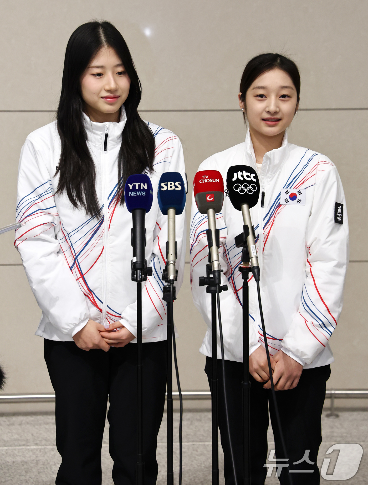 (인천공항=뉴스1) 최지환 기자 = 2026 밀라노·코르티나담페초 동계올림픽에 출전하는 대한민국 피겨스케이팅 대표팀 이해인, 신지아 선수가 4일 오전 인천국제공항 제2터미널을 통해 …