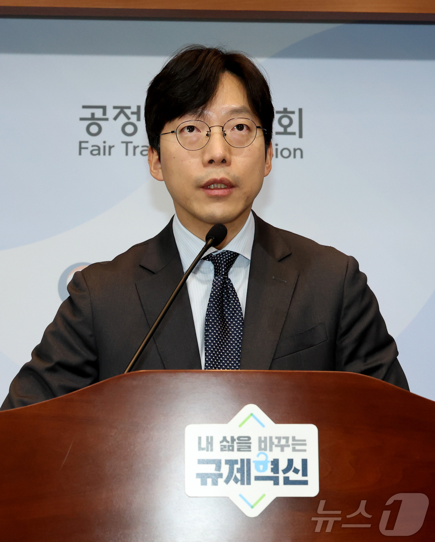 (세종=뉴스1) 김기남 기자 = 신용호 공정거래위원회 국제기업결합과장이 4일 세종시 정부세종청사에서 2025년 기업결합 심사 동향을 발표하고 있다.공정거래위원회는 2025년 총 5 …