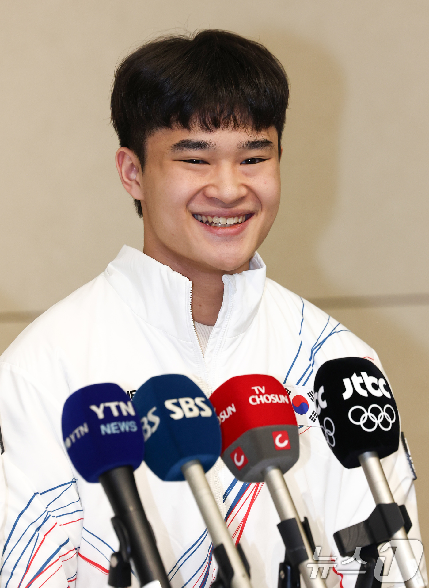 (인천공항=뉴스1) 최지환 기자 = 2026 밀라노·코르티나담페초 동계올림픽에 출전하는 대한민국 피겨스케이팅 대표팀 김현겸 선수가 4일 오전 인천국제공항 제2터미널을 통해 출국하며 …