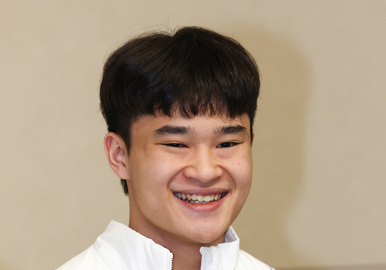 웃음짓는 김현겸 선수