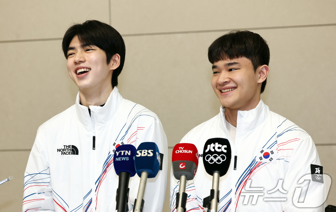 (인천공항=뉴스1) 최지환 기자 = 2026 밀라노·코르티나담페초 동계올림픽에 출전하는 대한민국 피겨스케이팅 대표팀 차준환, 김현겸 선수가 4일 오전 인천국제공항 제2터미널을 통해 …