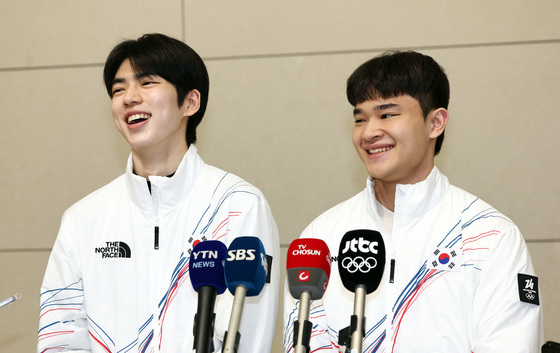웃음 터뜨리는 피겨국대 차준환·김현겸 선수