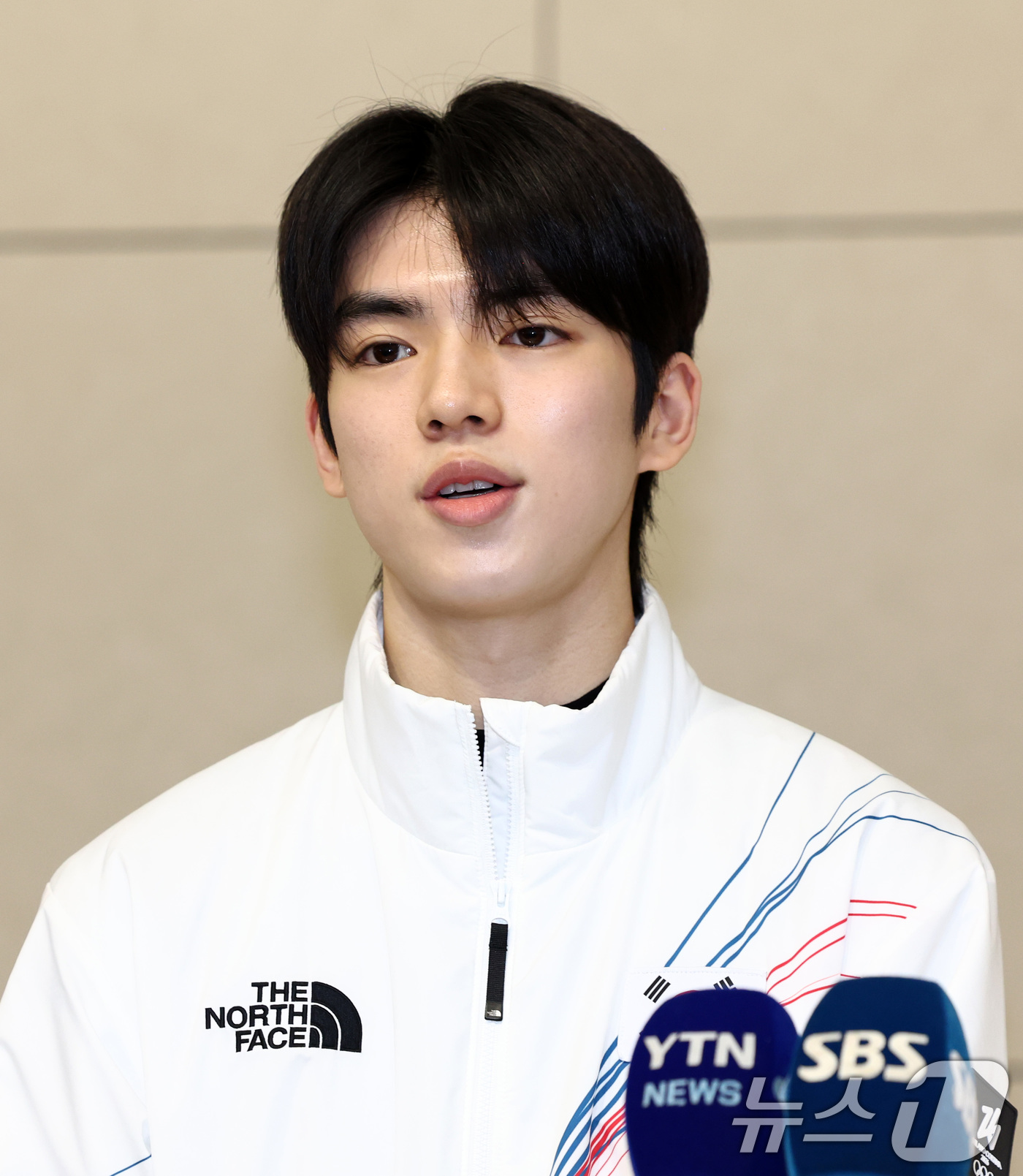 (인천공항=뉴스1) 최지환 기자 = 2026 밀라노·코르티나담페초 동계올림픽에 출전하는 대한민국 피겨스케이팅 대표팀 차준환 선수가 4일 오전 인천국제공항 제2터미널을 통해 출국하며 …