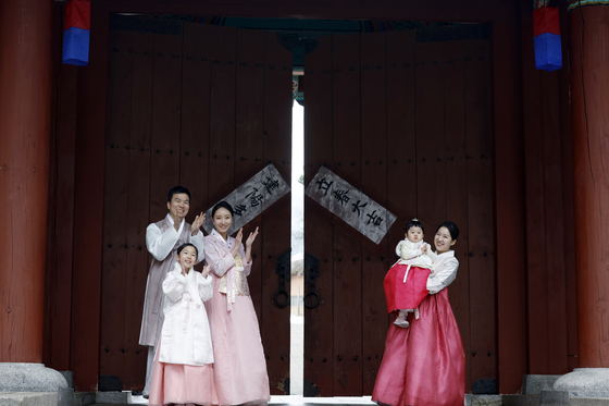 남산골 한옥마을 입춘첩 부착