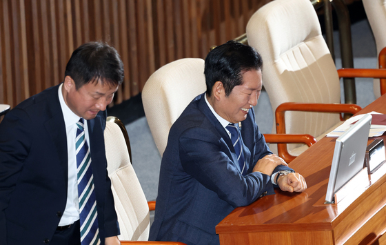 미소 짓는 정청래 대표