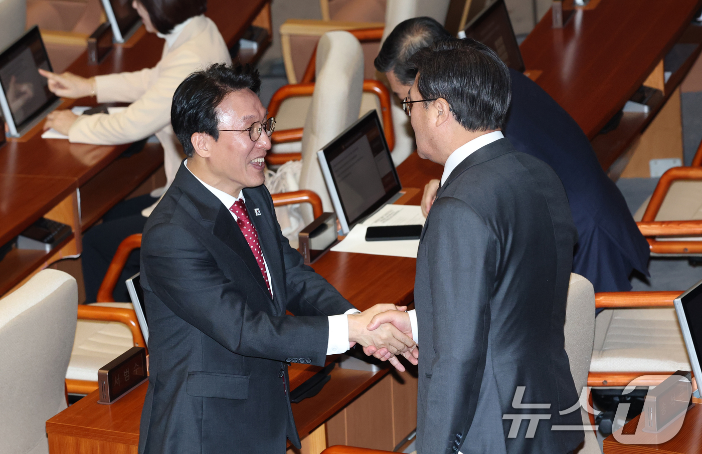 (서울=뉴스1) 이승배 기자 = 김민석 국무총리가 4일 서울 여의도 국회에서 열린 제432회국회(임시회) 3차 본회의에서 국민의힘 의원들과 인사하고 있다. 2026.2.4/뉴스1