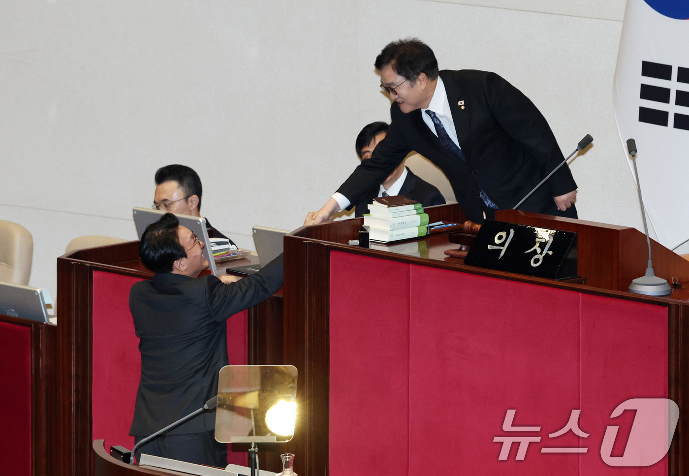 (서울=뉴스1) 이승배 기자 = 김민석 국무총리가 4일 서울 여의도 국회에서 열린 제432회국회(임시회) 3차 본회의에서 우원식 국회의장과 악수하고 있다. 2026.2.4/뉴스1