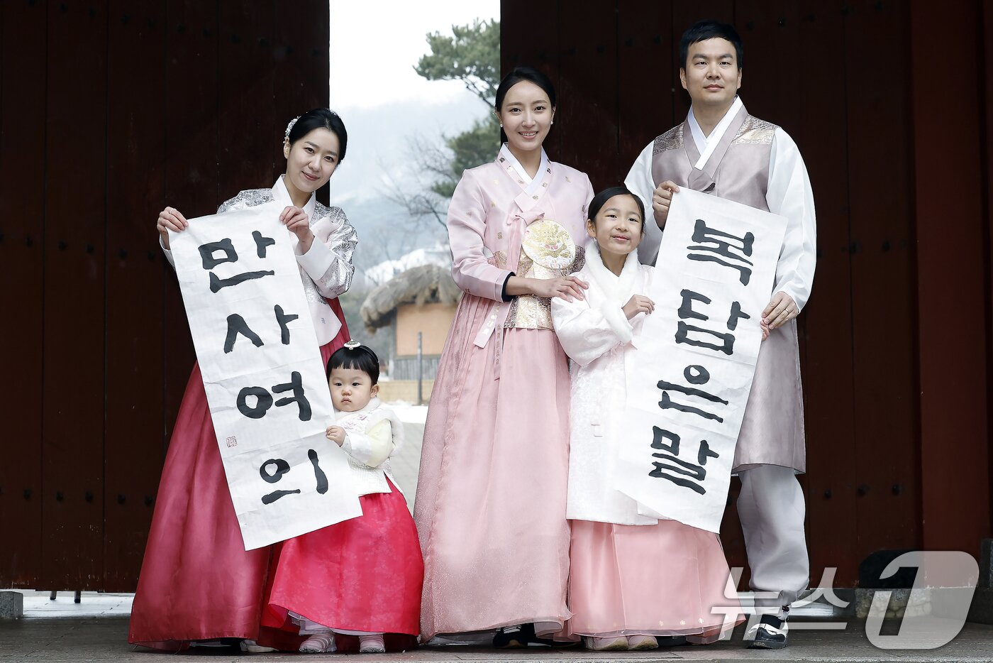 본문 이미지 - 절기상 입춘(入春)인 4일 오전 서울시 중구 남산골한옥마을에서 약 10년 전 전통 혼례와 웨딩 촬영을 진행한 1990년생 말띠 시연자 가족이 말 한마디 한마디에 복을 담아 올 한 해 모든 일이 뜻대로 이루어지길 바라는 의미의 '복담은말 만사여의' 입춘첩을 소개하고 있다.  2026.2.4/뉴스1 ⓒ News1 박정호 기자