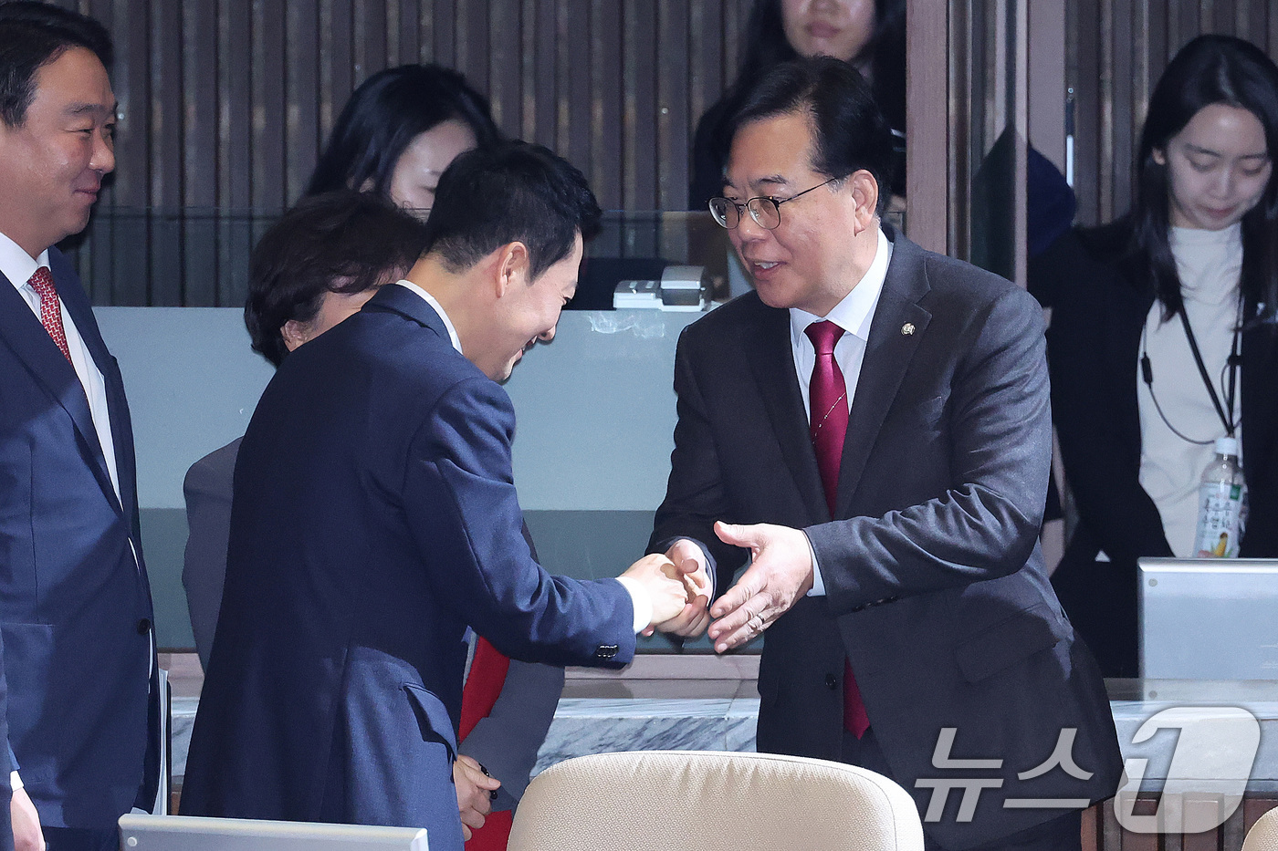 (서울=뉴스1) 신웅수 기자 = 장동혁 국민의힘 대표가 4일 서울 여의도 국회에서 열린 제432회국회(임시회) 제3차 본회의에서 국정에 관한 교섭단체 대표연설을 마친 후 송언석 원 …