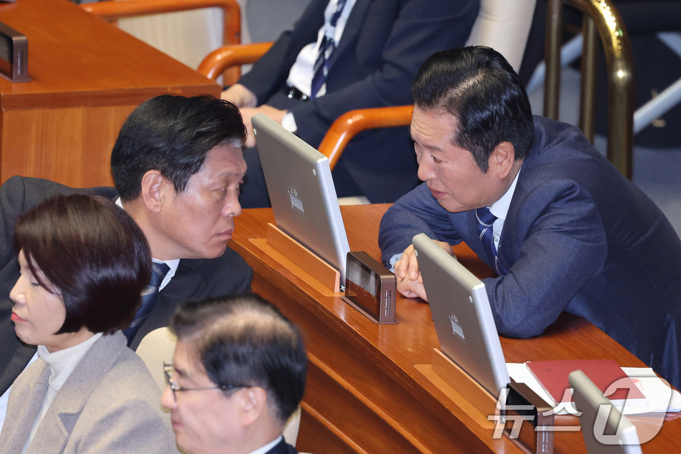 (서울=뉴스1) 신웅수 기자 = 정청래 더불어민주당 대표와 조승래 사무총장이 4일 서울 여의도 국회에서 열린 제432회국회(임시회) 제3차 본회의에서 대화하고 있다. 2026.2. …