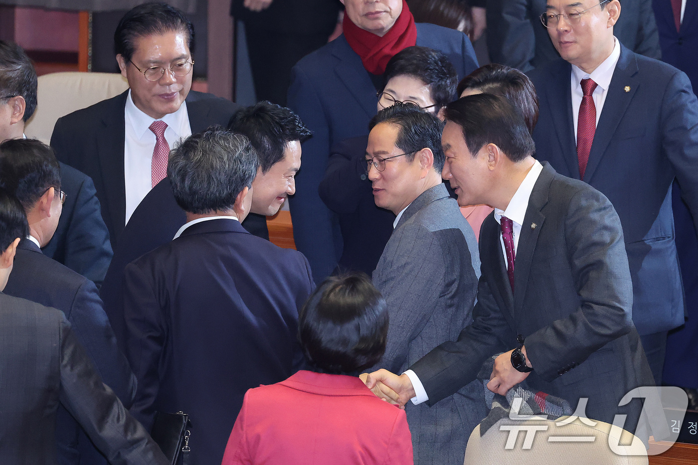 (서울=뉴스1) 신웅수 기자 = 장동혁 국민의힘 대표가 4일 서울 여의도 국회에서 열린 제432회국회(임시회) 제3차 본회의에서 국정에 관한 교섭단체 대표연설을 마친 후 의원들과 …