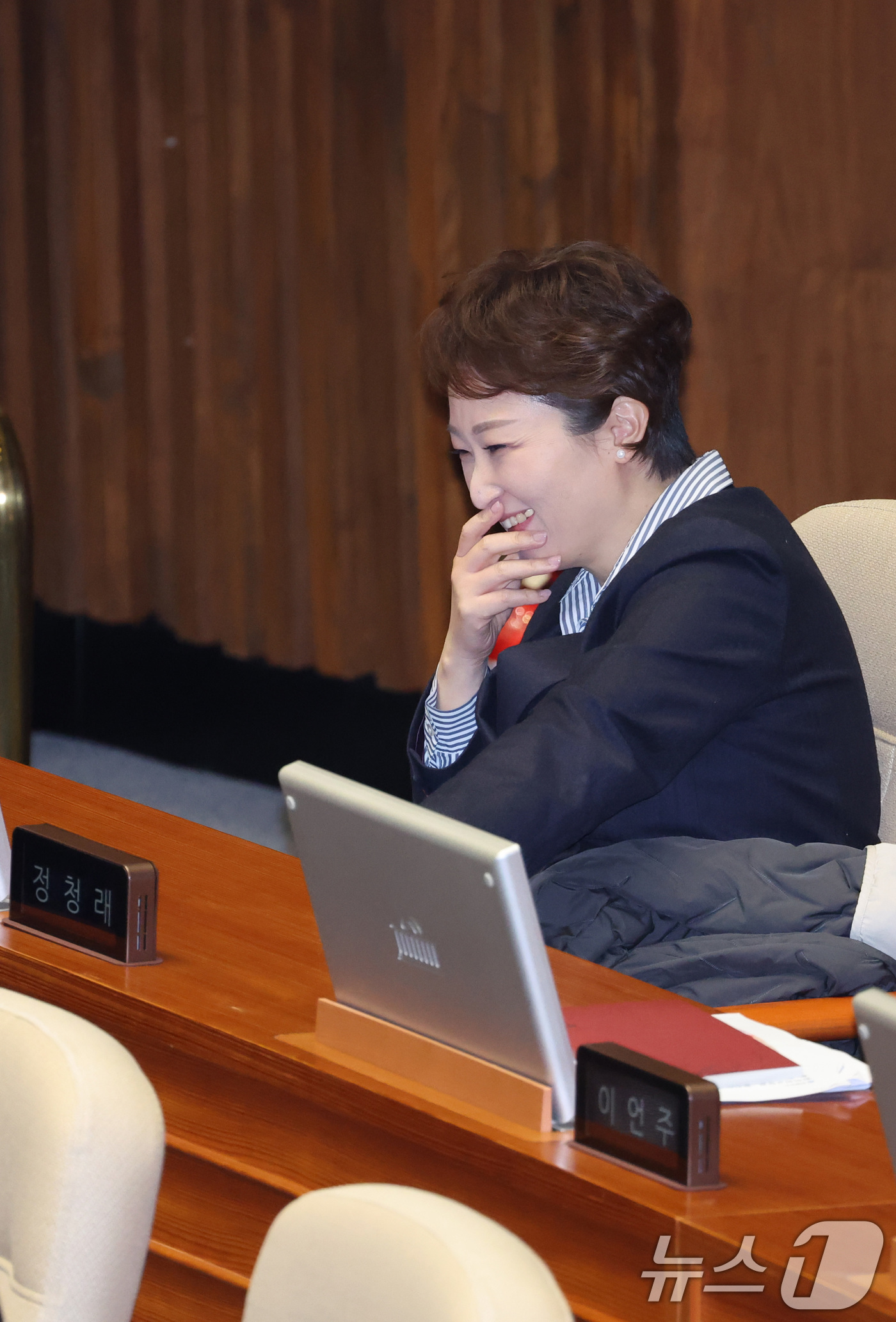 (서울=뉴스1) 신웅수 기자 = 이언주 더불어민주당 의원이 4일 서울 여의도 국회에서 열린 제432회국회(임시회) 제3차 본회의에서 정청래 더불어민주당 대표석에 앉아 있다. 202 …