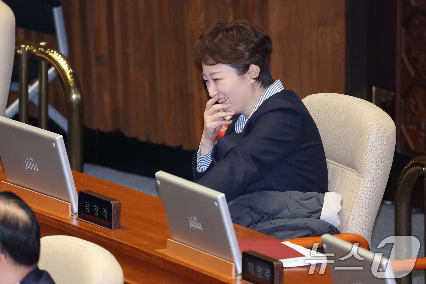 (서울=뉴스1) 신웅수 기자 = 이언주 더불어민주당 의원이 4일 서울 여의도 국회에서 열린 제432회국회(임시회) 제3차 본회의에서 정청래 더불어민주당 대표석에 앉아 있다. 202 …