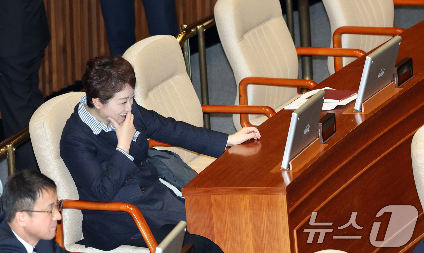 (서울=뉴스1) 이승배 기자 = 이언주 더불어민주당 최고위원이 4일 서울 여의도 국회에서 열린 제432회국회(임시회) 3차 본회의에서 정청래 대표 자리에 앉아있다. 2026.2.4 …