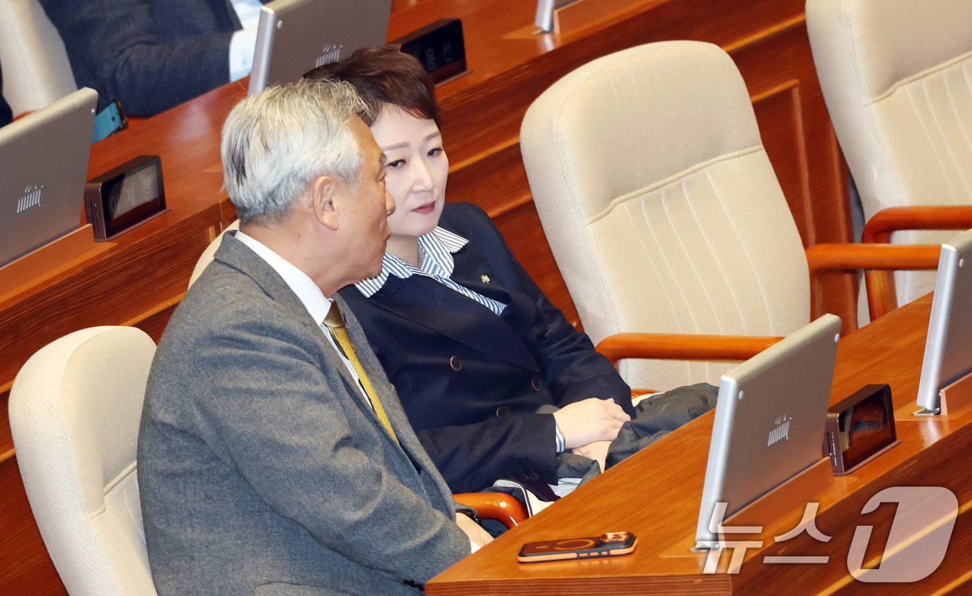 (서울=뉴스1) 이승배 기자 = 이언주 더불어민주당 최고위원이 4일 서울 여의도 국회에서 열린 제432회국회(임시회) 3차 본회의에서 이재강 의원과 대화하고 있다. 2026.2.4 …
