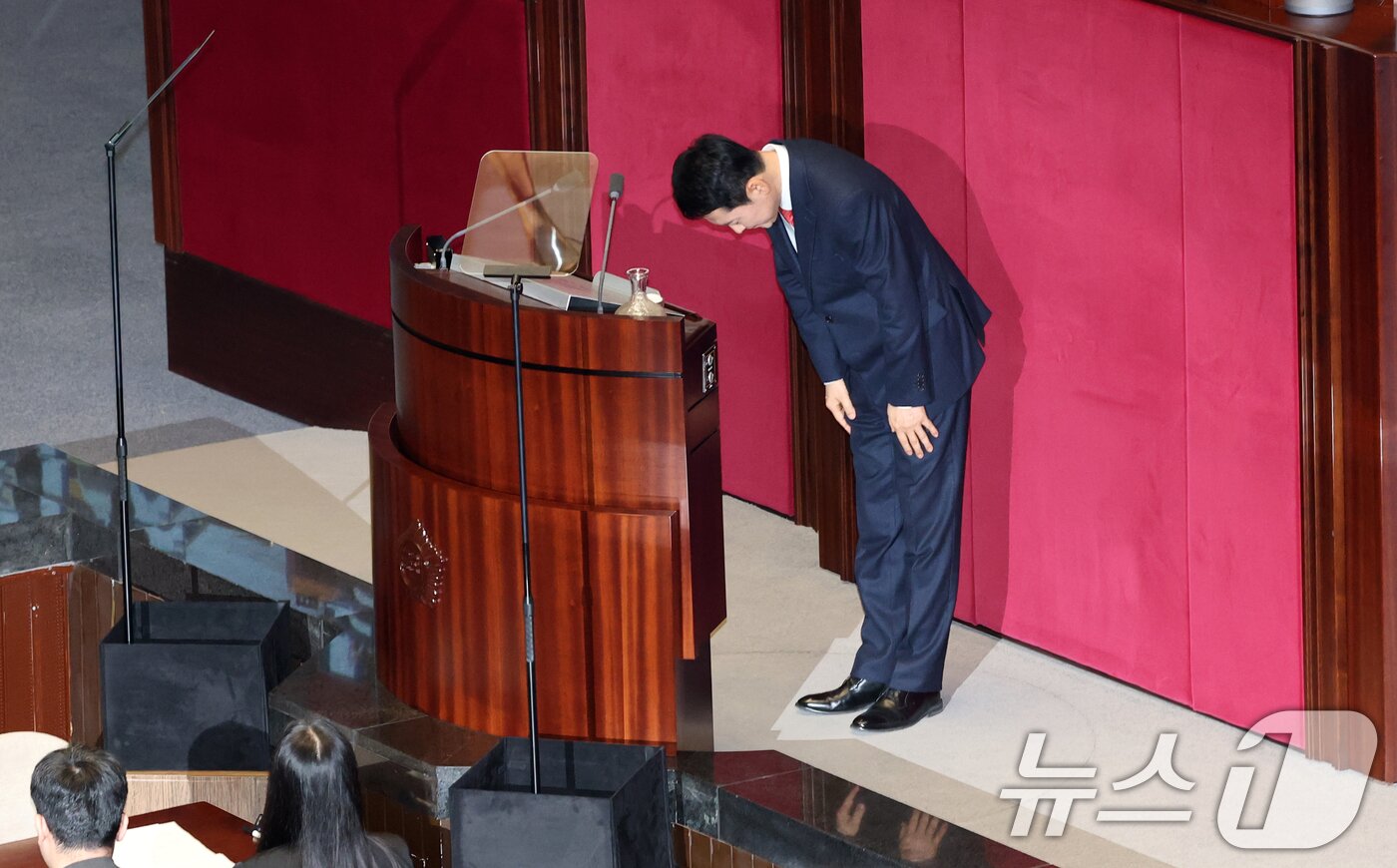 본문 이미지 - 장동혁 국민의힘 대표가 4일 서울 여의도 국회에서 열린 제432회국회(임시회) 3차 본회의에서 교섭단체 대표연설을 마치고 인사하고 있다. 2026.2.4/뉴스1 ⓒ News1 이승배 기자