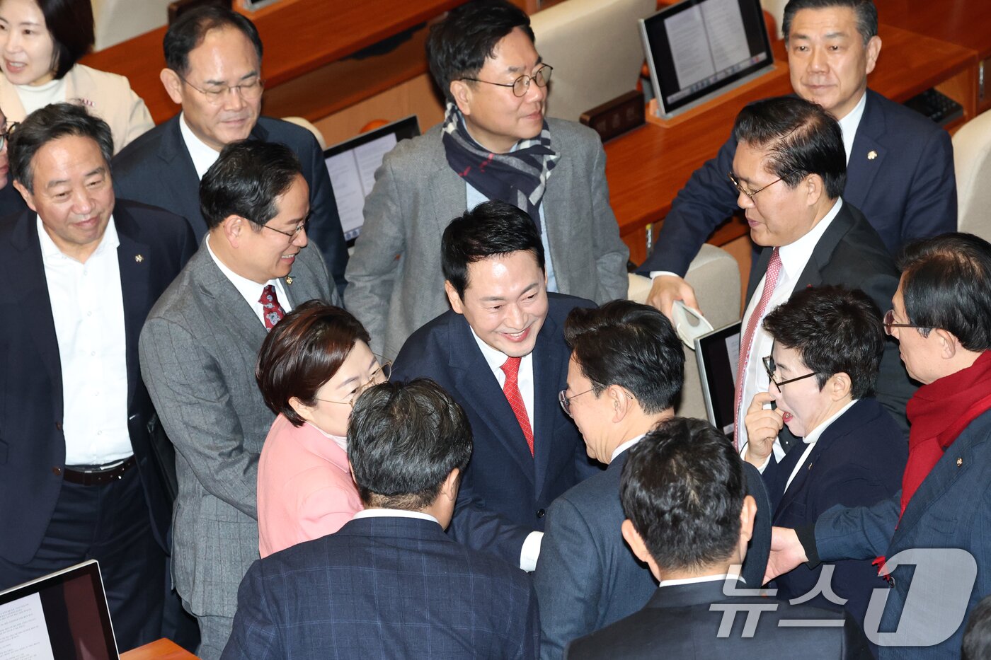 본문 이미지 - 장동혁 국민의힘 대표가 4일 서울 여의도 국회에서 열린 제432회국회(임시회) 3차 본회의에서 교섭단체 대표연설을 마치고 의원들과 인사하고 있다. 2026.2.4/뉴스1 ⓒ News1 이승배 기자