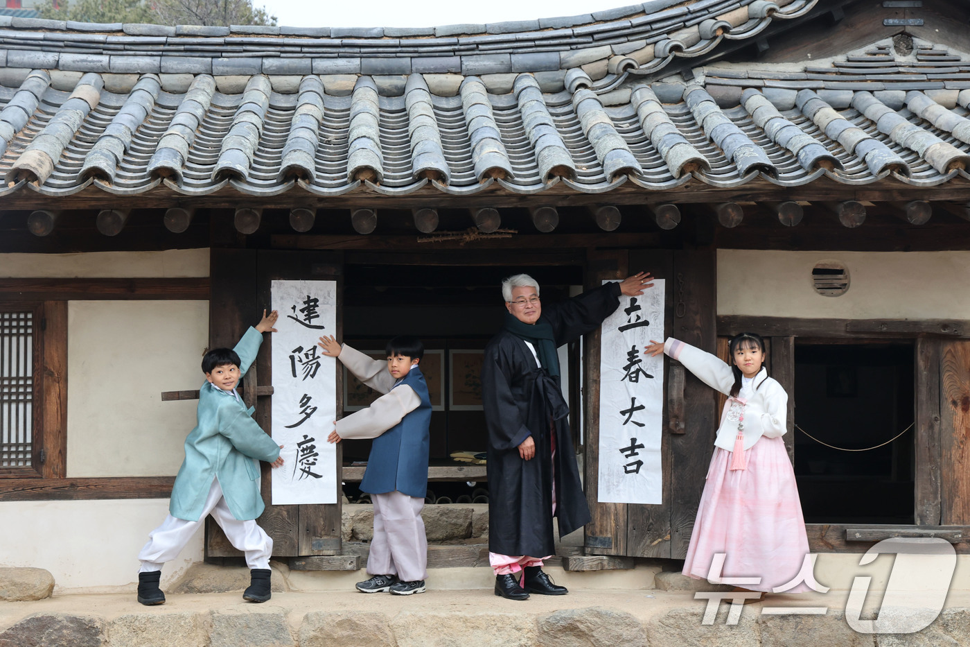 (서울=뉴스1) 이광호 기자 = 봄의 시작을 알리는 입춘(立春)인 4일 서울 종로구 삼청동 국립민속박물관내 전통한옥인 오촌댁 대문에 어린이들이 '입춘대길(立春大吉)'과 '건양다경( …