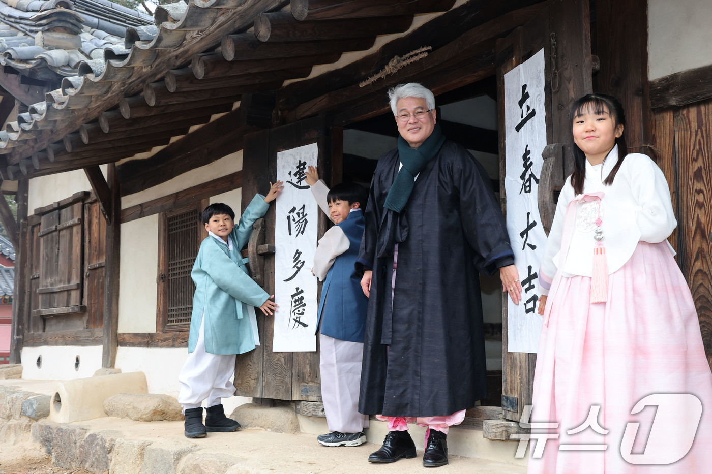 (서울=뉴스1) 이광호 기자 = 봄의 시작을 알리는 입춘(立春)인 4일 서울 종로구 삼청동 국립민속박물관내 전통한옥인 오촌댁 대문에 어린이들이 '입춘대길(立春大吉)'과 '건양다경( …