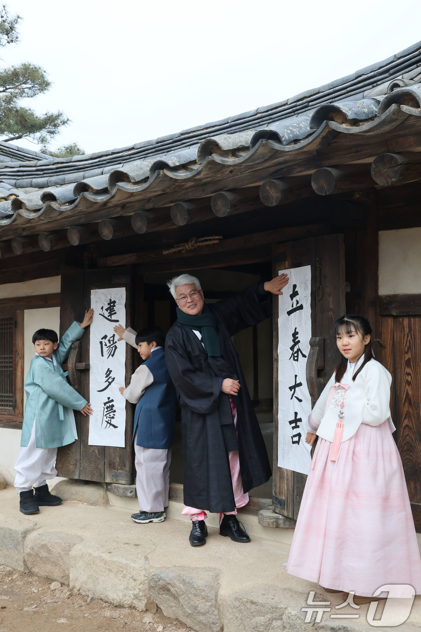 (서울=뉴스1) 이광호 기자 = 봄의 시작을 알리는 입춘(立春)인 4일 서울 종로구 삼청동 국립민속박물관내 전통한옥인 오촌댁 대문에 어린이들이 '입춘대길(立春大吉)'과 '건양다경( …