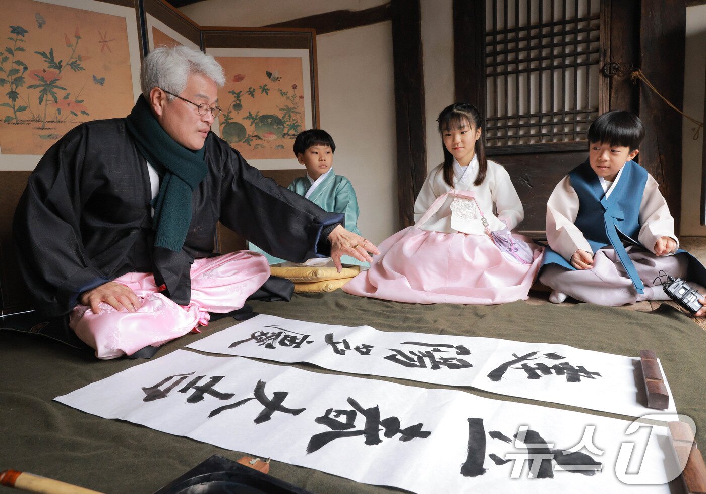 본문 이미지 - 봄의 시작을 알리는 입춘(立春)인 4일 오전 서울 종로구 국립민속박물관내 전통한옥인 오촌댁에서 입춘첩 쓰기가 진행되고 있다. (공동취재) 2026.2.4/뉴스1 ⓒ News1 이광호 기자