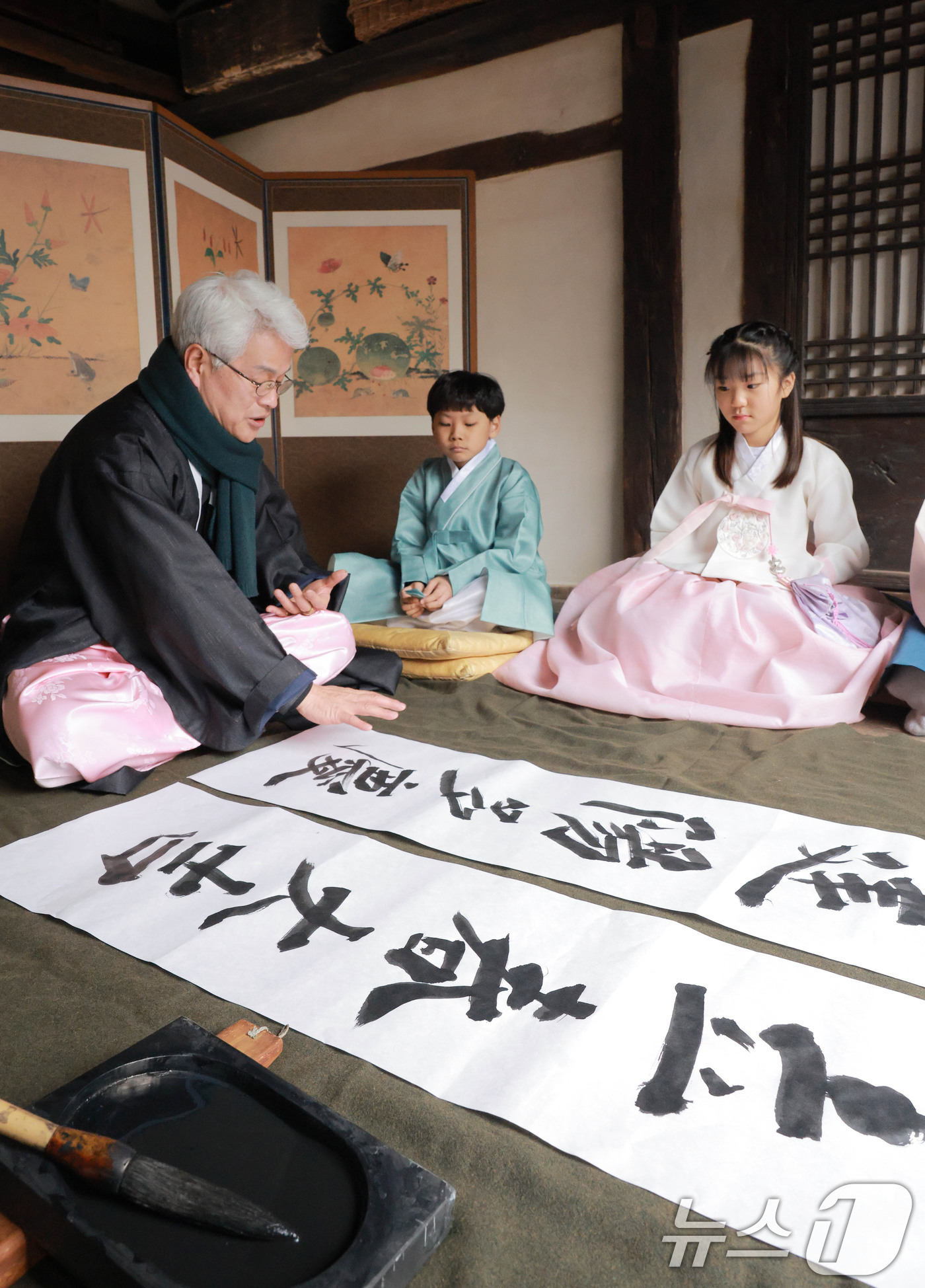 (서울=뉴스1) 이광호 기자 = 봄의 시작을 알리는 입춘(立春)인 4일 오전 서울 종로구 국립민속박물관내 전통한옥인 오촌댁에서 입춘첩 쓰기가 진행되고 있다. (공동취재) 2026. …