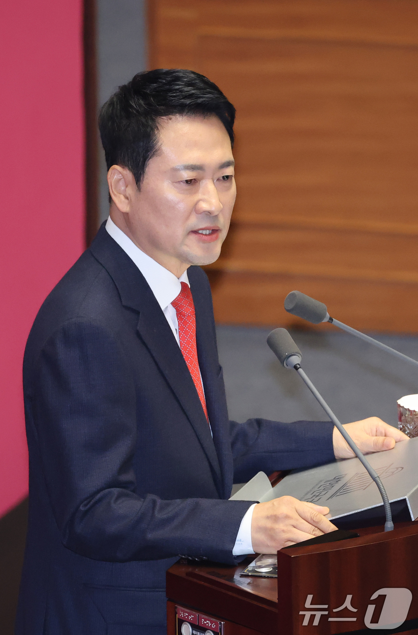 (서울=뉴스1) 신웅수 기자 = 장동혁 국민의힘 대표가 4일 서울 여의도 국회에서 열린 제432회국회(임시회) 제3차 본회의에서 국정에 관한 교섭단체 대표연설을 하고 있다. 202 …