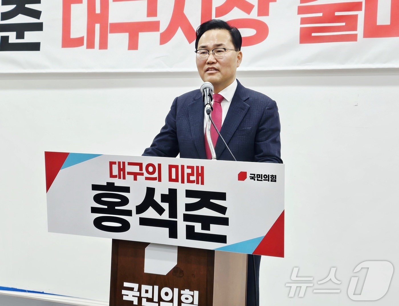 (대구=뉴스1) 남승렬 기자 = 홍석준 전 국민의힘 의원(60)이 4일 대구 수성구 국민의힘 대구시당에서 기자간담회를 열고 6·3 지방선거 대구시장 출마를 공식 선언하고 있다. 2 …