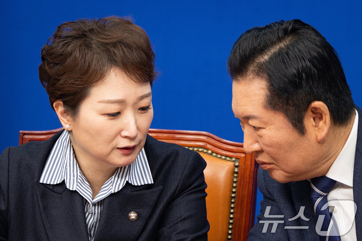 본문 이미지 - 정청래 더불어민주당 대표와 이언주 최고위원이 4일 서울 여의도 국회에서 열린 최고위원회의에서 대화하고 있다. 2026.2.4/뉴스1 ⓒ News1 유승관 기자