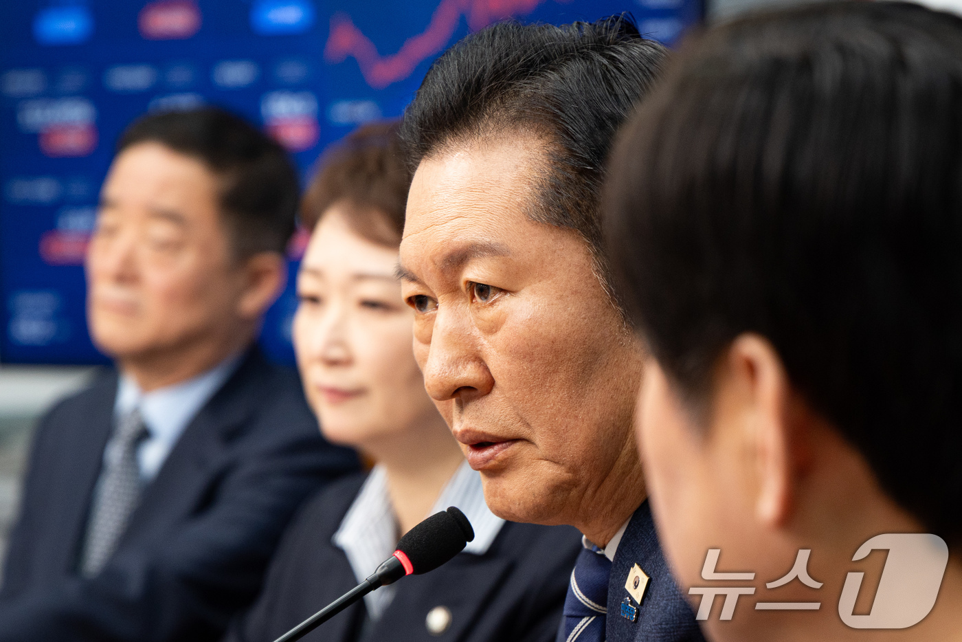 (서울=뉴스1) 유승관 기자 = 정청래 더불어민주당 대표가 4일 서울 여의도 국회에서 열린 최고위원회의에서 모두 발언을 하고 있다. 2026.2.4/뉴스1