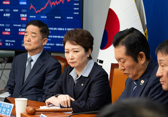 이성윤 최고위원 바라보는 이언주