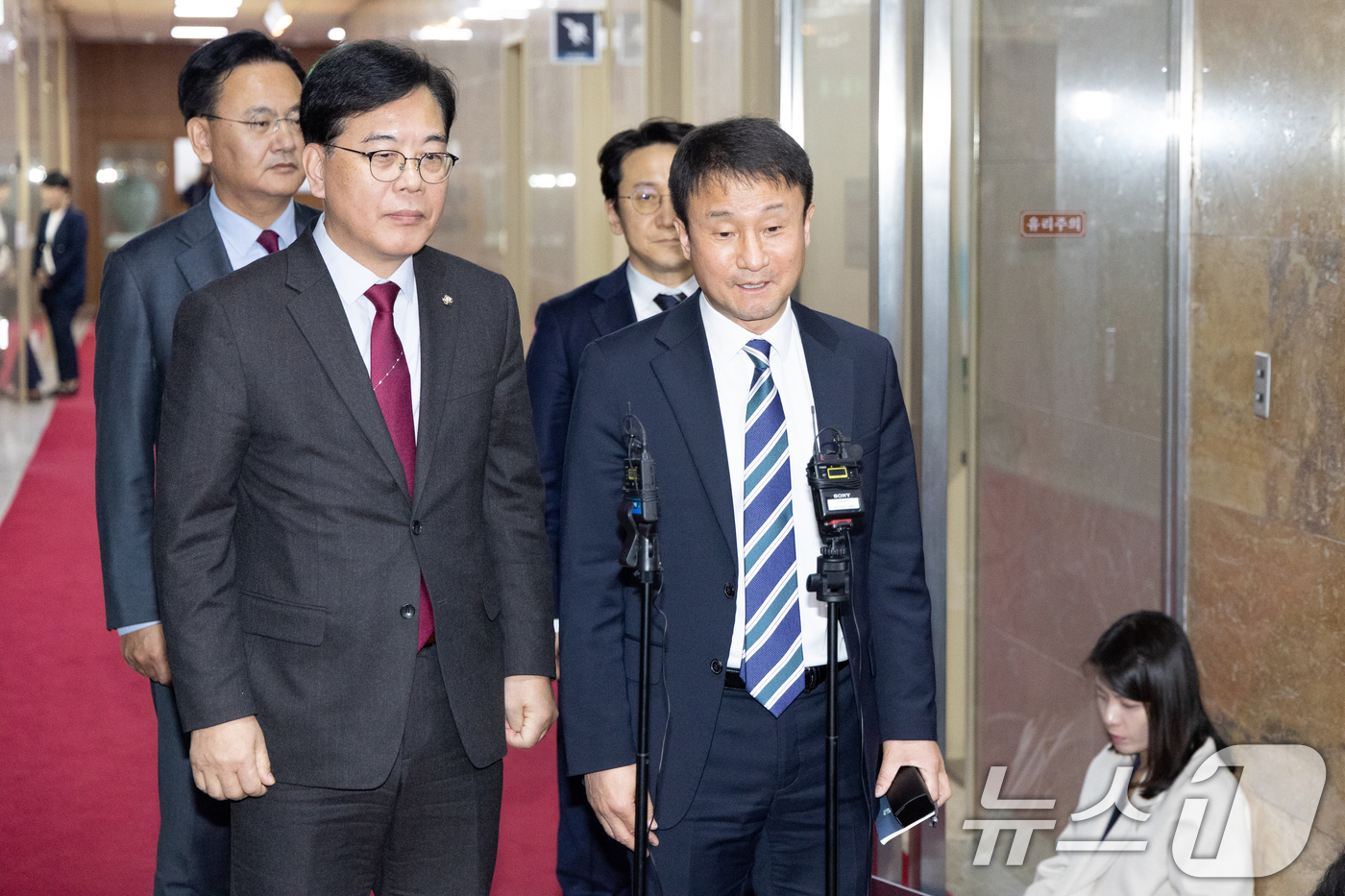 (서울=뉴스1) 이승배 기자 = 한병도 더불어민주당 원내대표와 송언석 국민의힘 원내대표가 4일 서울 여의도 국회의장실에서 회동을 마치고 취재진의 질문에 답하고 있다. 2026.2. …