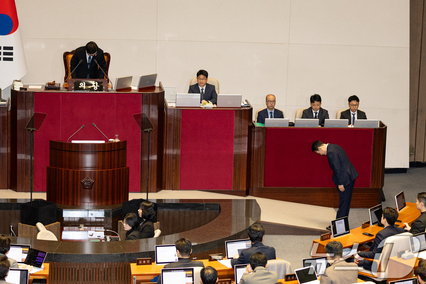 (서울=뉴스1) 유승관 기자 = 장동혁 국민의힘 대표가 4일 서울 여의도 국회에서 열린 제432회 국회(임시회) 제3차 본회의에서 국정에 관한 교섭단체 대표연설에 앞서 우원식 국회 …