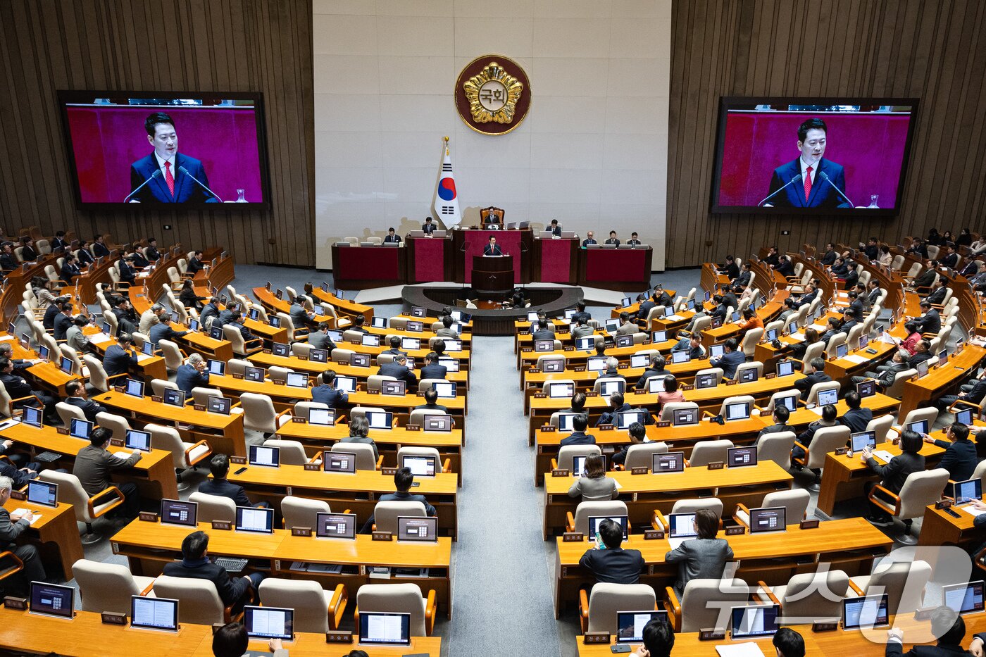 본문 이미지 - 장동혁 국민의힘 대표가 4일 서울 여의도 국회에서 열린 제432회 국회(임시회) 제3차 본회의에서 국정에 관한 교섭단체 대표연설을 하고 있다. 2026.2.4 ⓒ 뉴스1 유승관 기자