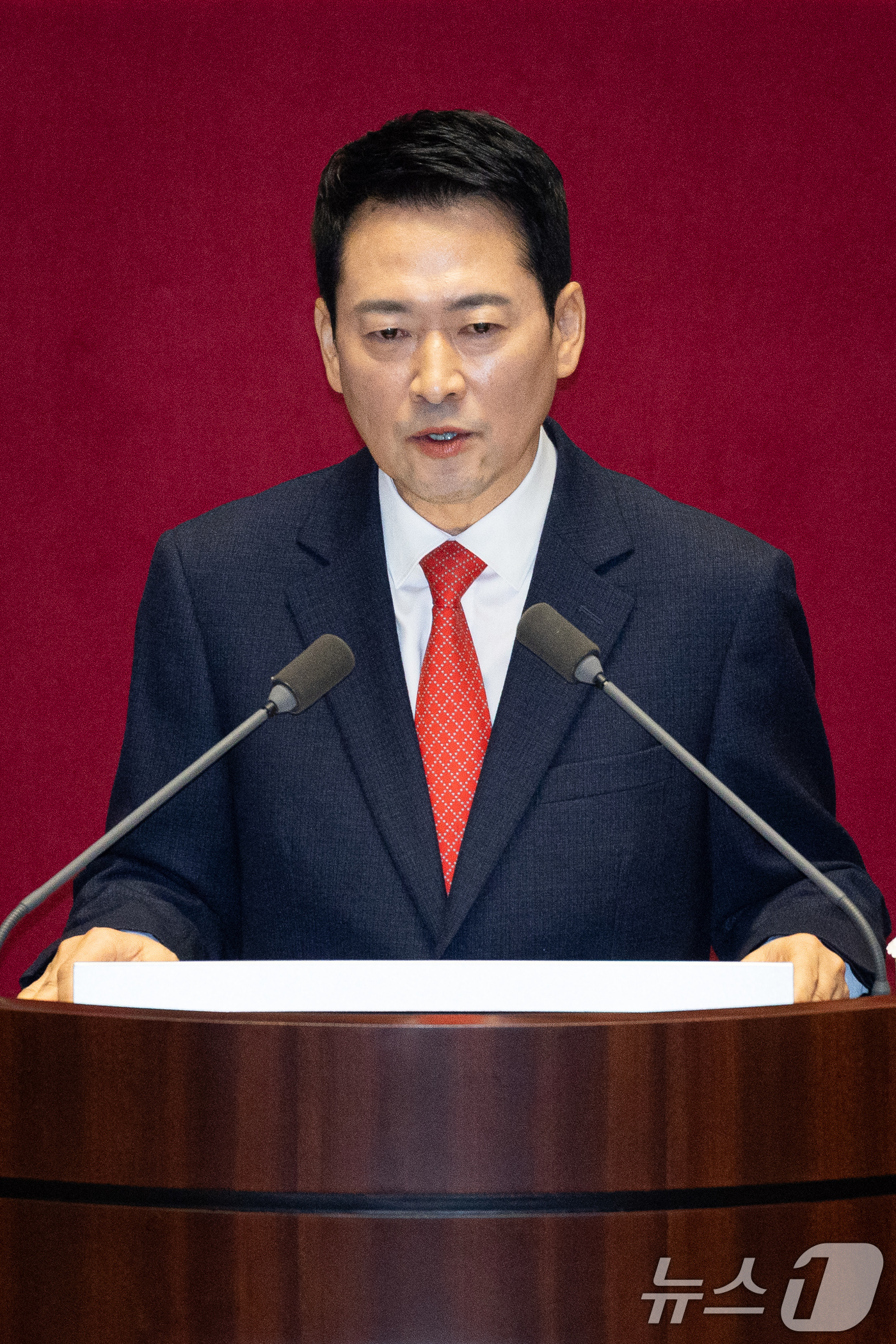 (서울=뉴스1) 유승관 기자 = 장동혁 국민의힘 대표가 4일 서울 여의도 국회에서 열린 제432회 국회(임시회) 제3차 본회의에서 국정에 관한 교섭단체 대표연설을 하고 있다. 20 …