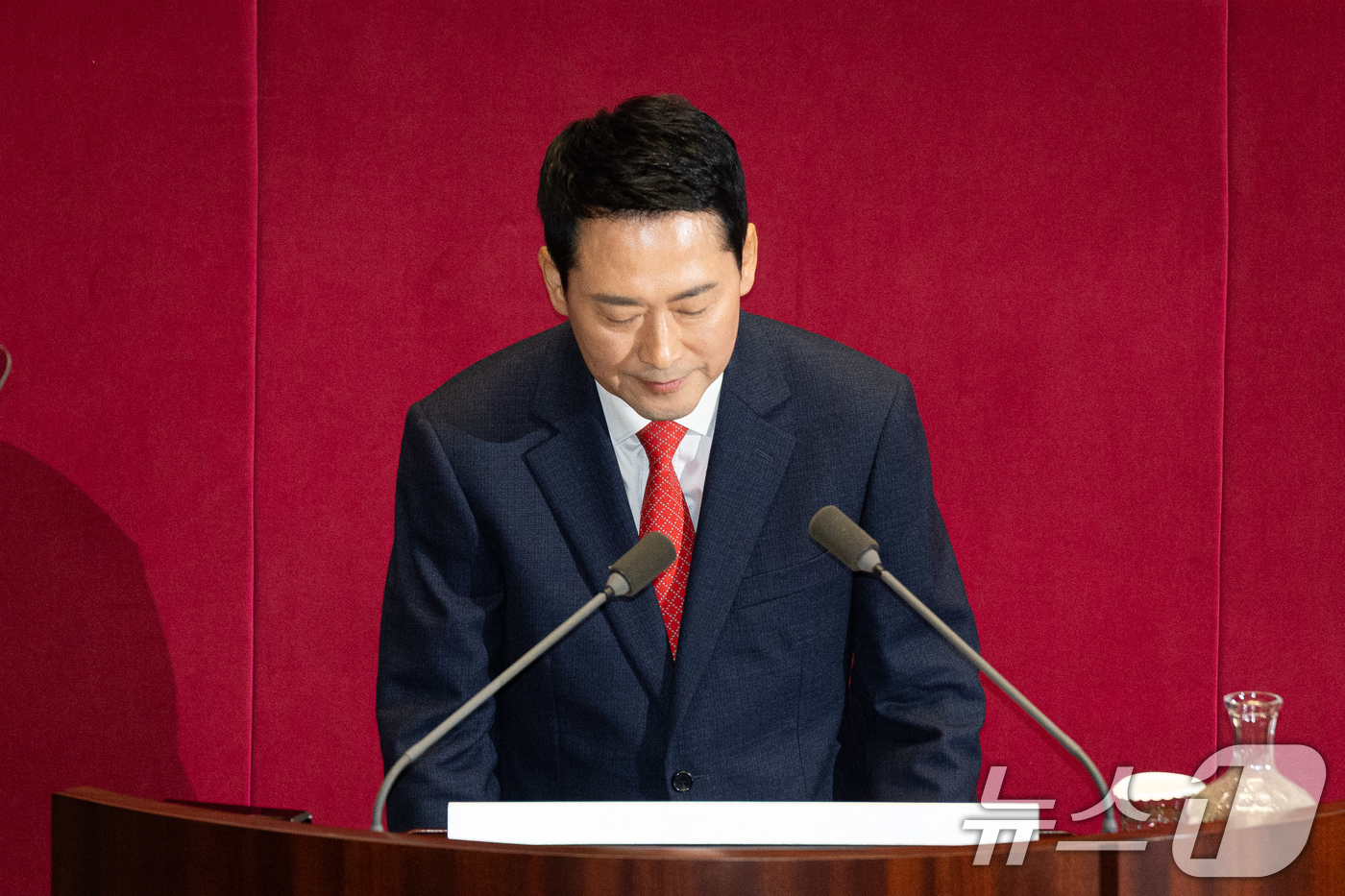 (서울=뉴스1) 유승관 기자 = 장동혁 국민의힘 대표가 4일 서울 여의도 국회에서 열린 제432회 국회(임시회) 제3차 본회의에서 국정에 관한 교섭단체 대표연설을 마친 후 인사하고 …