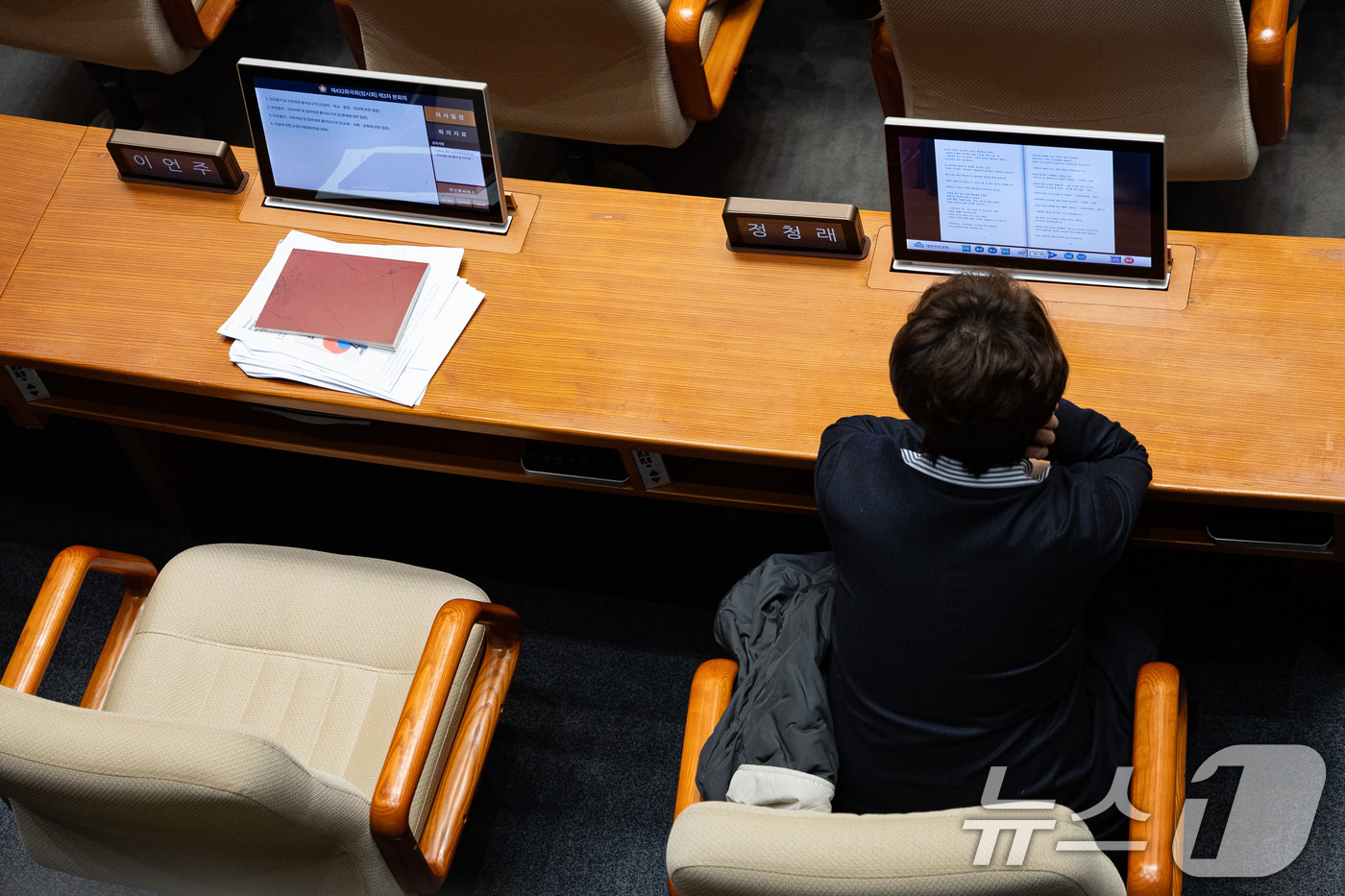 (서울=뉴스1) 유승관 기자 = 이언주 더불어민주당 최고위원이 4일 서울 여의도 국회에서 열린 제432회 국회(임시회) 제3차 본회의에서 정청래 대표의 자리에 앉아 생각에 잠겨 있 …