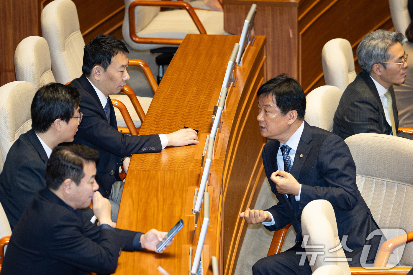(서울=뉴스1) 유승관 기자 = 김용민 더불어민주당 법사위 간사를 비롯한 법사위원들이 4일 서울 여의도 국회에서 열린 제432회 국회(임시회) 제3차 본회의에서 대화하고 있다. 2 …