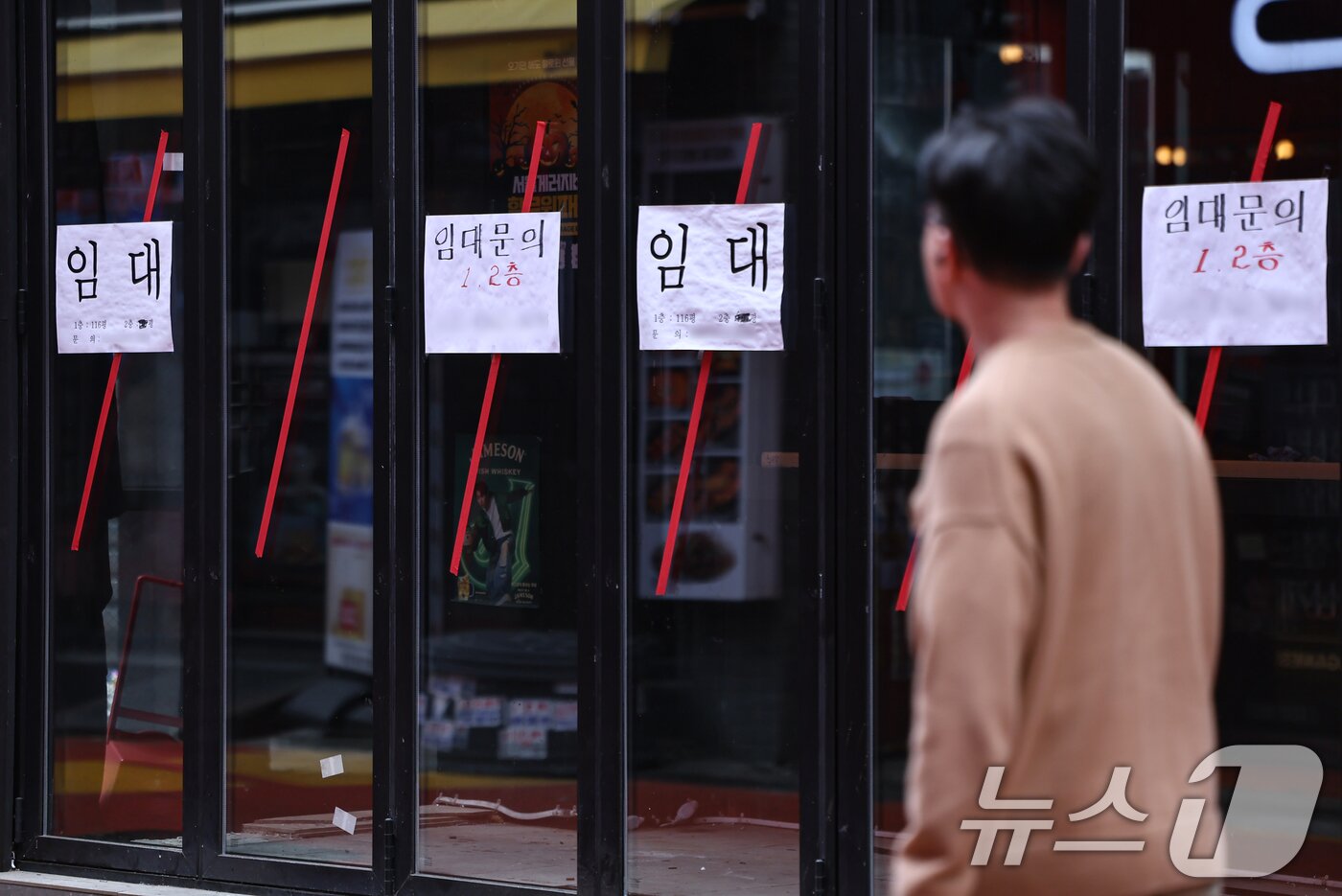 본문 이미지 - 4일 서울 시내 한 술집으로 운영했던 가게에 임대 문구가 붙어 있다. 소비의 중심이 자택과 온라인으로 빠르게 이동하면서 간이주점과 호프집, 독서실, PC방 등 오프라인 기반 자영업종의 폐업률이 급격히 증가하고 있다. 국세청이 집계한 '2025년 12월 100대 생활업종 통계'에 따르면, 지난해 12월 전년 동월 대비 사업자 수 감소율 기준 폐업률 1위 업종은 간이주점으로, 사업자 수가 10.4% 줄었다. 2026.2.4 ⓒ 뉴스1 김도우 기자