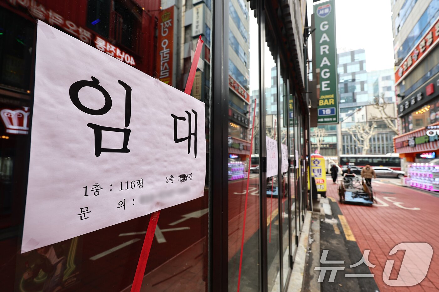 본문 이미지 - 4일 서울 시내 한 술집으로 운영했던 가게에 임대 문구가 붙어 있다. 소비의 중심이 자택과 온라인으로 빠르게 이동하면서 간이주점과 호프집, 독서실, PC방 등 오프라인 기반 자영업종의 폐업률이 급격히 증가하고 있다. . 2026.2.4 ⓒ 뉴스1 김도우 기자