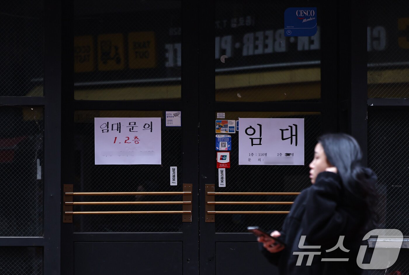 본문 이미지 - 4일 서울 시내 한 술집으로 운영했던 가게에 임대 문구가 붙어 있다. 2026.2.4 ⓒ 뉴스1 김도우 기자