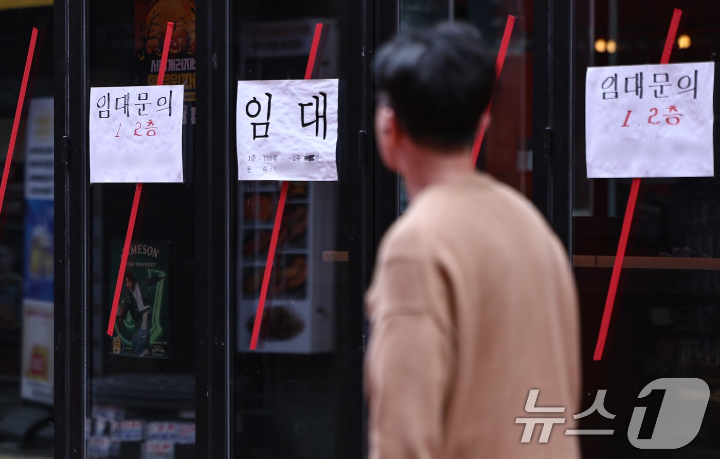 본문 이미지 - 서울 시내 한 술집으로 운영했던 가게에 임대 문구가 붙어 있다. 2026.2.4 ⓒ 뉴스1 김도우 기자
